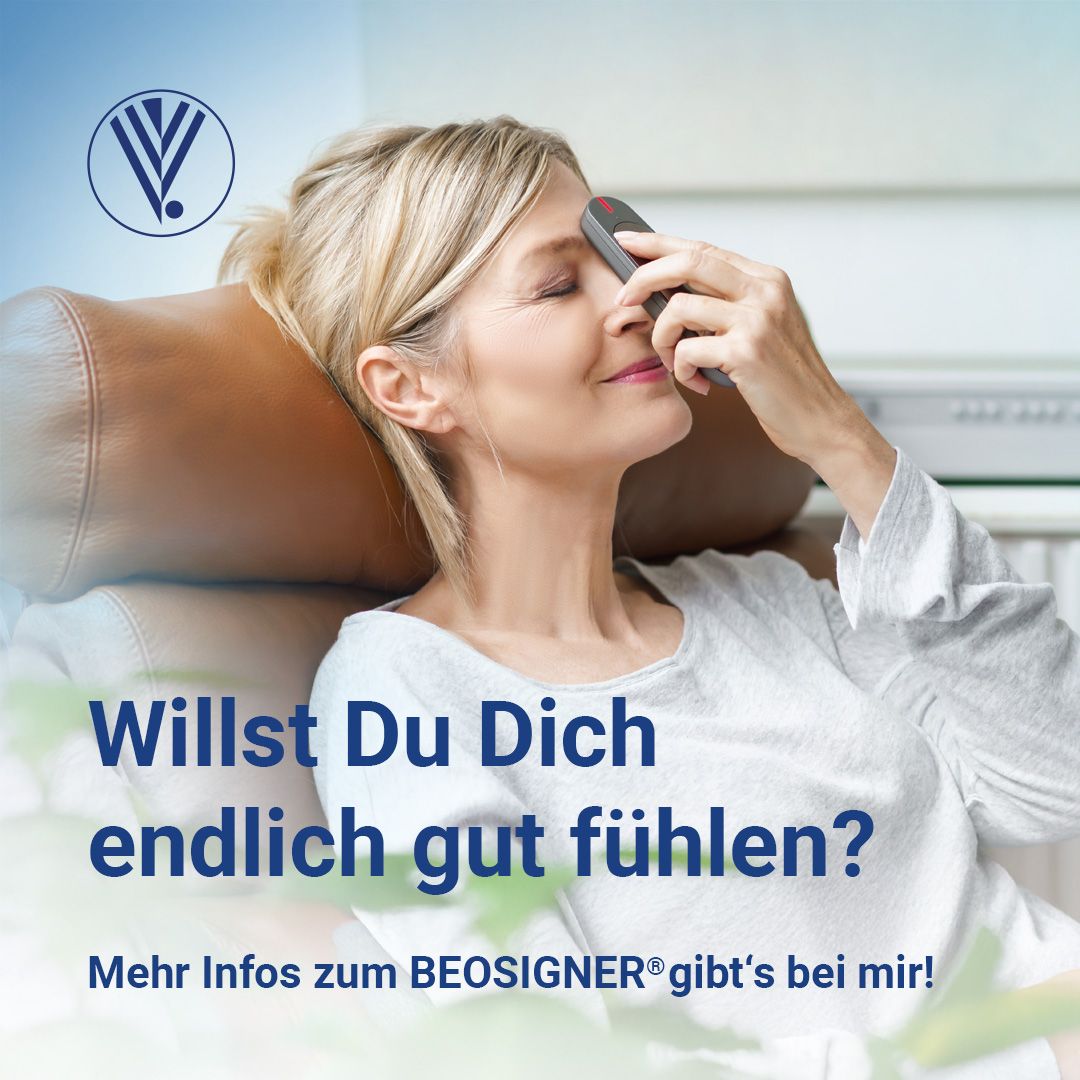 Eine Frau lehnt entspannt auf dem Sofa und hält den Beosigner an ihre Stirn. Text: Willst du dich endlich gut fühlen? Mehr Infos zum Beosigner gibt’s bei mir!