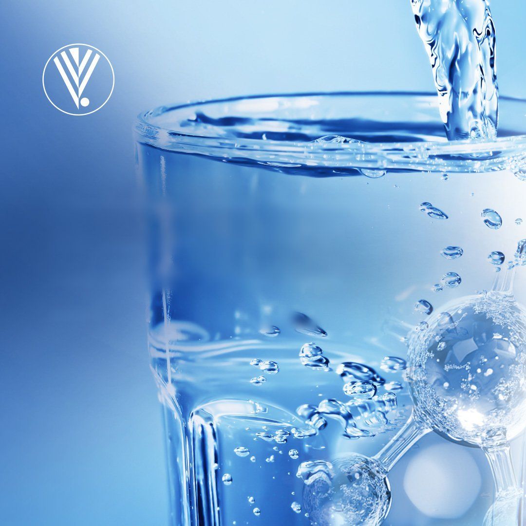 Wasser wird in ein Glas gegossen
